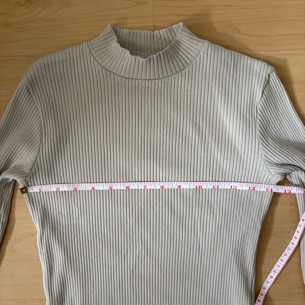 Uniqlo Ribbed Beige Turtleneck Shirt Size Small Neutral Long Sleeve - Picture 7 of 9